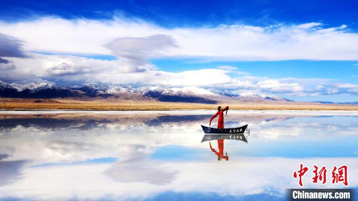 青海茶卡盐湖景区摆渡车遭游客质疑当地官方回应:取消相关费用