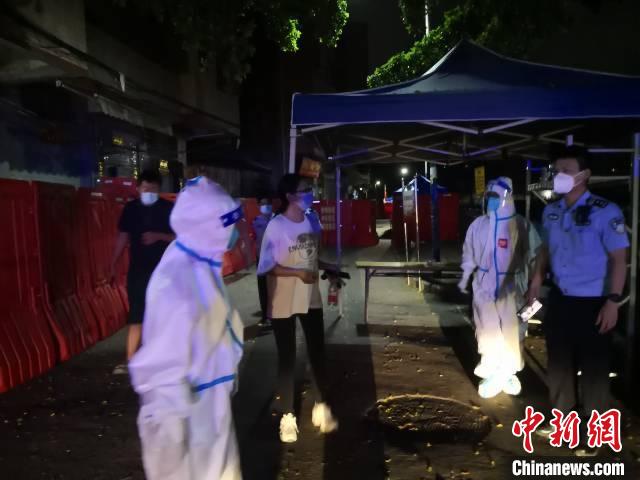 广州白云区中风险区深夜民众被接力护送闭环就医