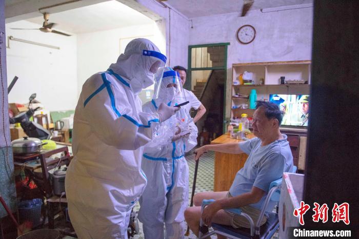 医务人员上门为行动不便的老人做核酸采样。 徐绍荣 摄