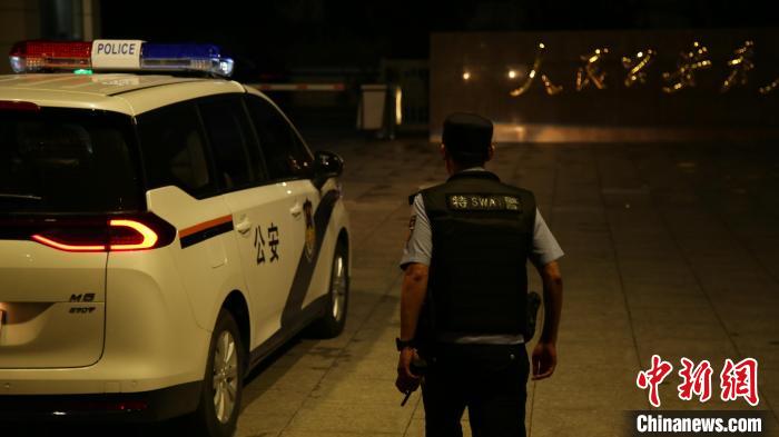 接到求助电话,王广极即刻出警。 丁雷 摄