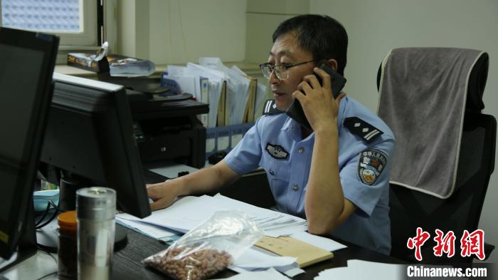 花生米是王广极工作中的“好搭档”。 丁雷 摄