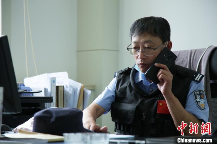 王广极在接听求助电话。 丁雷 摄