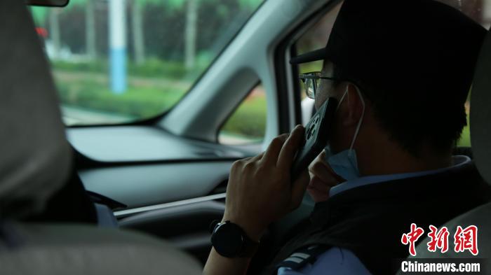 王广极的来电不断,他总是第一时间接听。 丁雷 摄