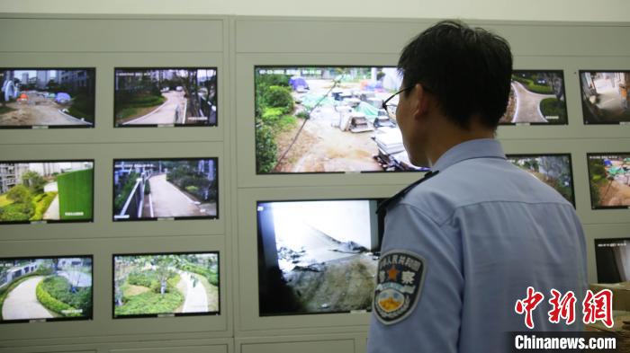 全国优秀人民警察王广极:老片警追上新科技