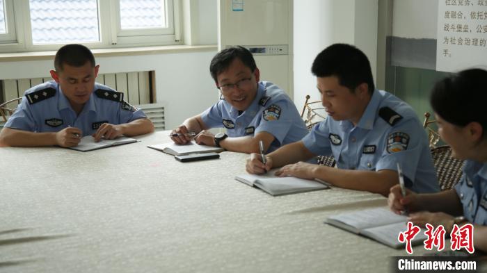 王广极与同事在开会。 丁雷 摄