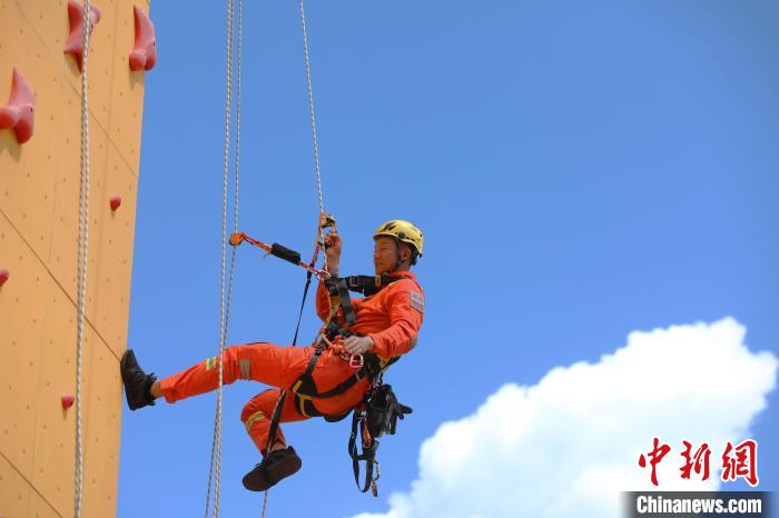 图为消防员正在进行上身下降绳索训练。 西绕拉翁 摄
