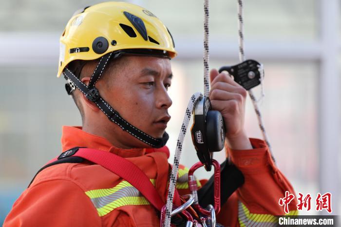 图为消防员正在进行训练。 西绕拉翁 摄