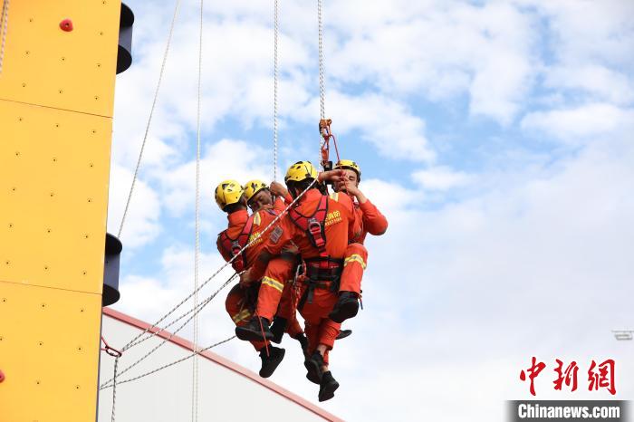 图为偏移点救援训练。 西绕拉翁 摄