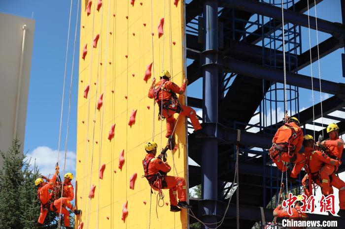 图为消防员正在进行携伤员换绳救援训练。 西绕拉翁 摄