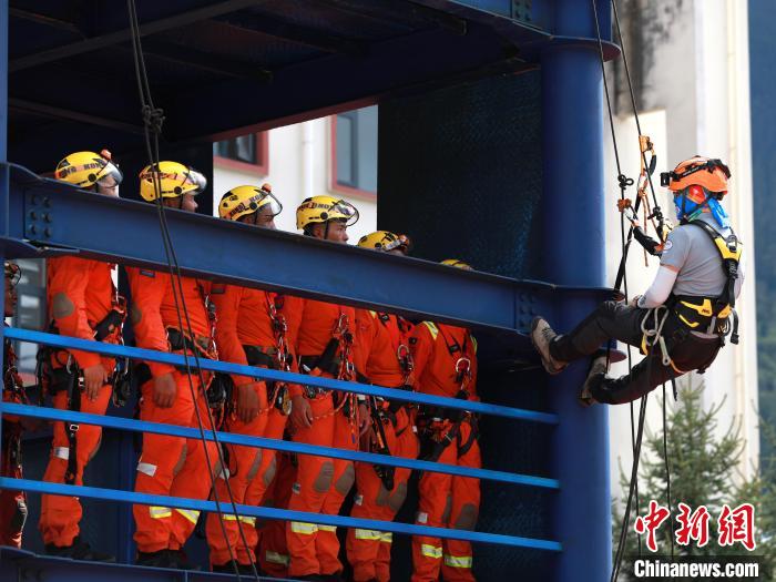 图为绳索教学现场。 西绕拉翁 摄