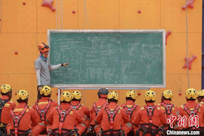 林芝森林消防组织开展地震、绳索救援技能培训