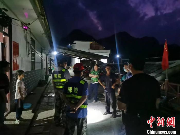 突击队员夜晚巡查沿边村屯。 卢云湖 摄