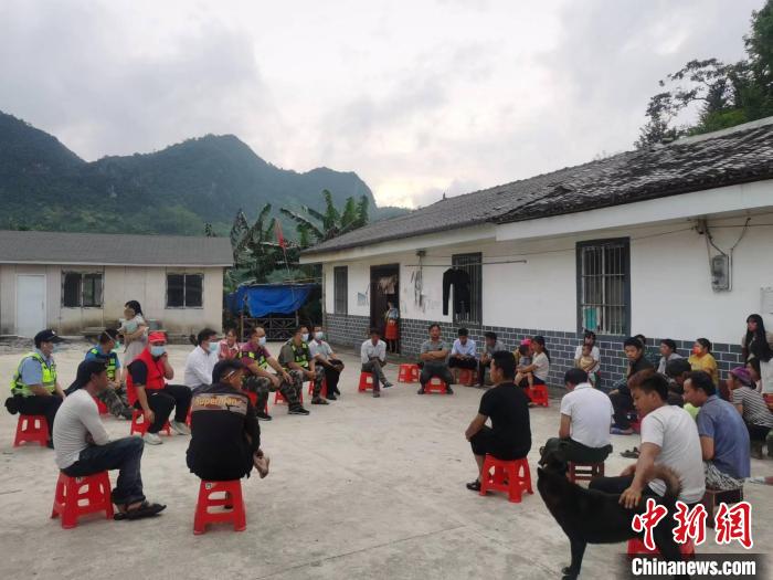 突击队员到边境村屯开展人员排查和疫情防控宣传。 卢云湖 摄