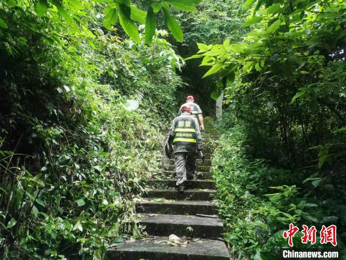 广西“公路战士”坚守边境“疫”线守护万家灯火