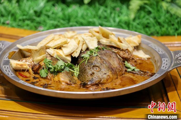 “大鱼六吃”之一的乾隆鱼头。 王耀 摄