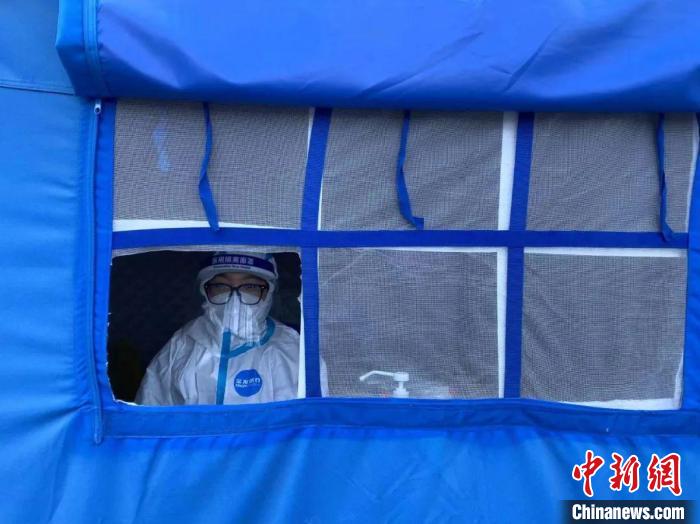 12月8日,拉萨贡噶机场防疫工作人员站好T3航站楼核酸采样工作的最后一班岗。 杨静 摄