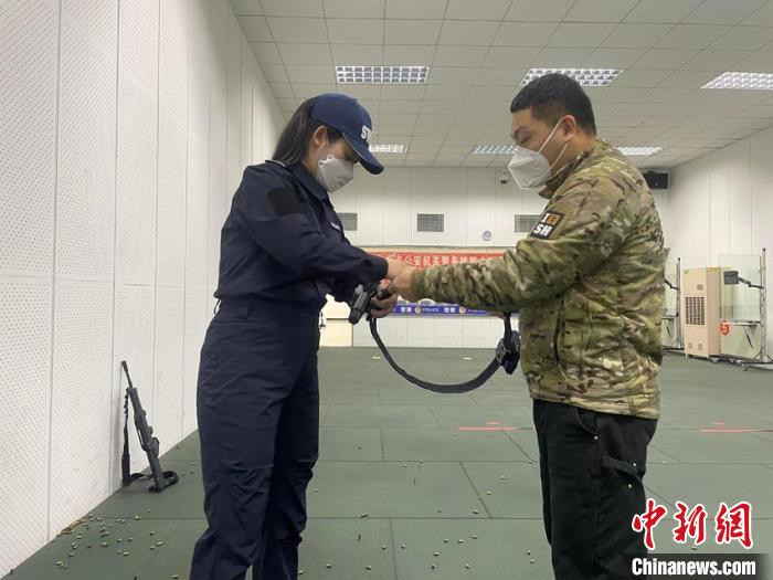 爱人帮助周田园操作步枪 苍雁 摄