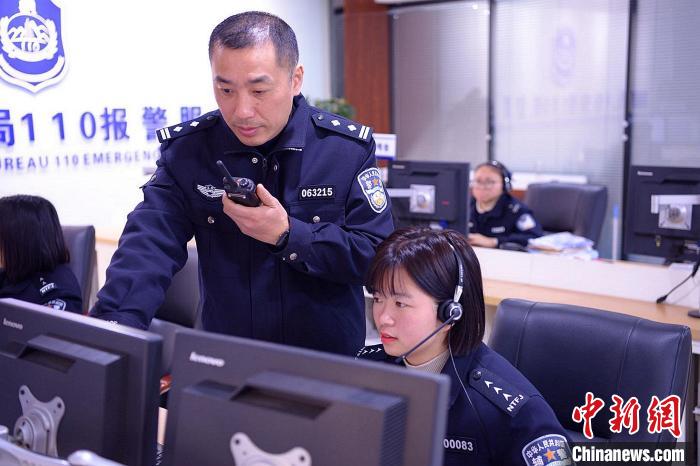 南通公安110值班民警正在指导接警员对一起警情进行处置。 南通市公安局供图