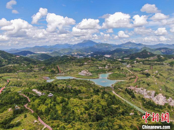 航拍江西寻乌县柯树塘废弃矿山环境综合治理与生态修复项目,废弃矿山经过治理变成“生态绿洲”。(资料图) 刘力鑫 摄