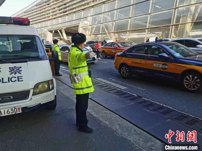 北京铁警同守春运“团圆路” 北京铁路公安局供图