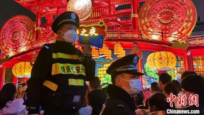 广西:用“警察蓝”护航“春节红”