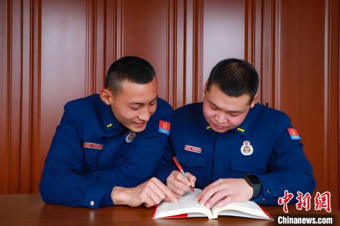 兄弟俩相互学习。 蔡增欣 摄