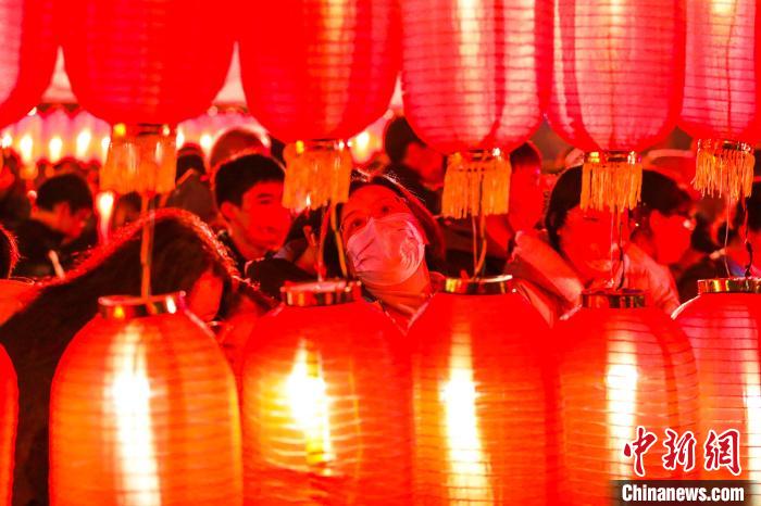 民众携亲伴友,体验传统年俗 陈明 摄