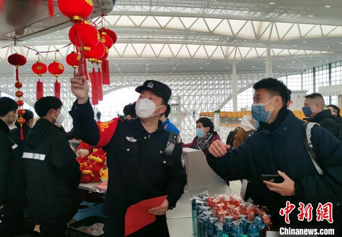 猜灯谜送元宵保安全,各地铁路公安与旅客一起闹元宵 公安部铁路公安局供图