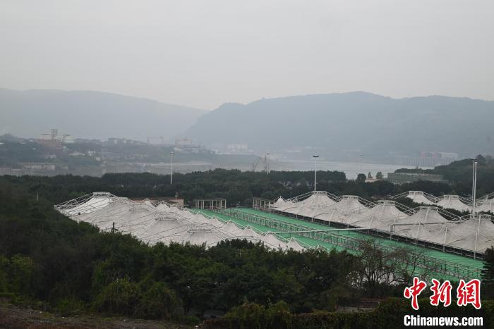 图为鸡冠石污水处理厂已建成项目的污水处理池。 张旭 摄