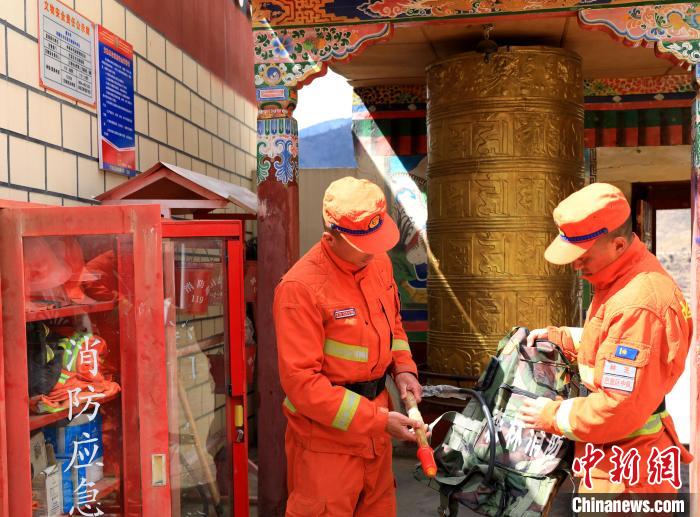森林消防队员检查寺庙防火设施。 西绕拉翁 摄