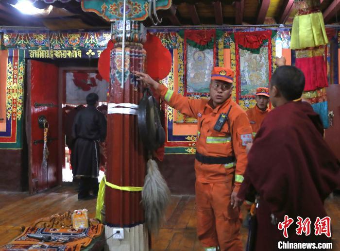 森林消防队员正在排查寺庙火灾隐患。 西绕拉翁 摄