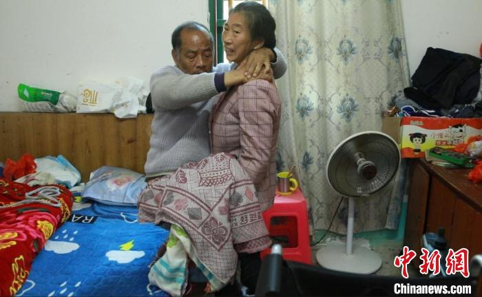 黄小梅每天都要帮丈夫翻身、拍背、喂药、擦洗身子…… 姜涛 摄