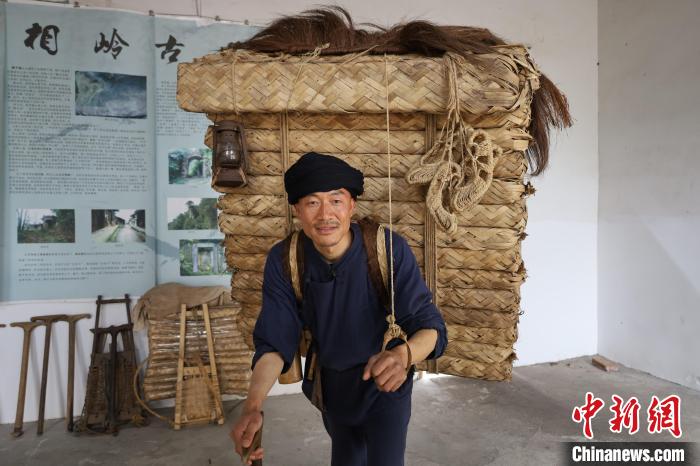 4月上旬,朱恒彬在家中向记者介绍“背二哥”装备。 吕杨 摄