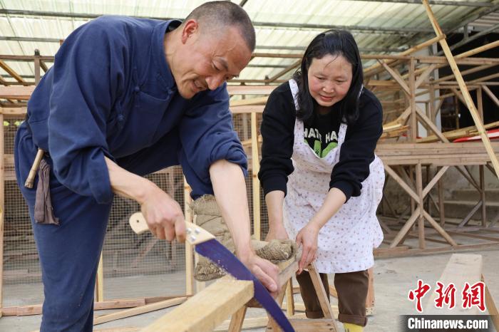4月上旬,朱恒彬与妻子为今年制茶作准备。 吕杨 摄