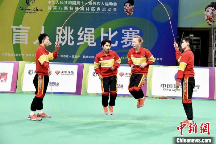 南昌市盲童学校“光明行”跳绳队队员参加全国第十一届残运会暨第八届特奥会盲人跳绳比赛。 南昌市青山湖区委宣传部供图