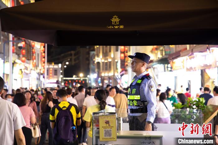 汕头金平公安民警在小公园景区驻点执勤。 叶圣 摄