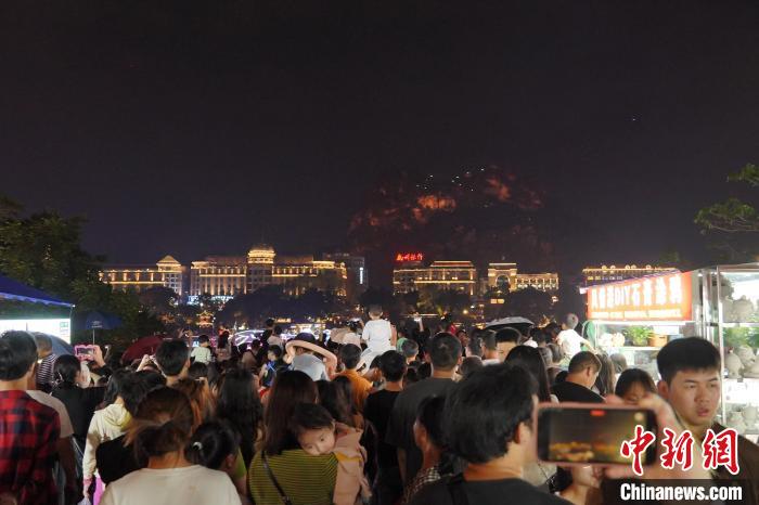 广西夜市从“冷清”到“爆红”“俘获”大批游客