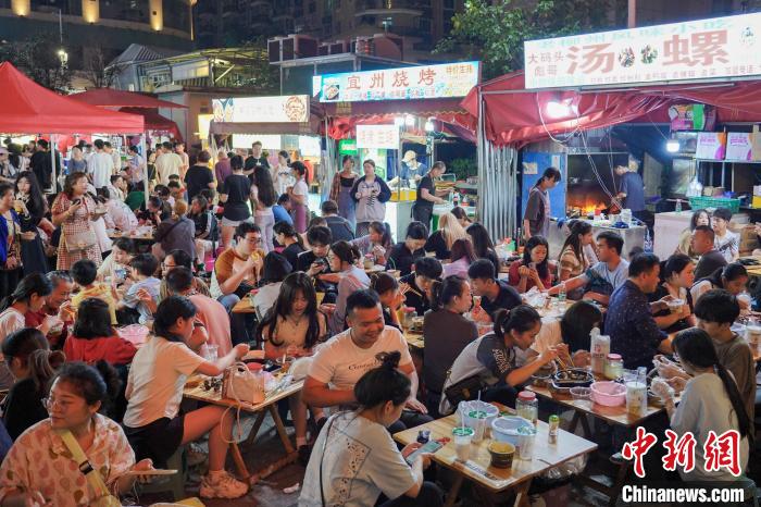 图为众多美食“抚平”大批食客的胃。 韦国政 摄
