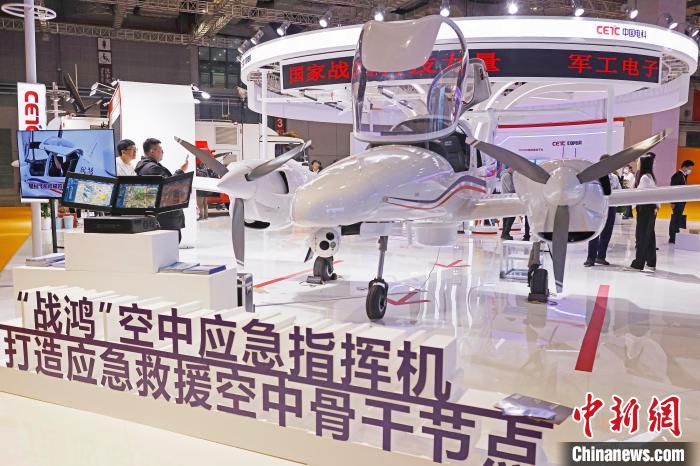 观众拍摄“战鸿”空中应急指挥机。 殷立勤 摄