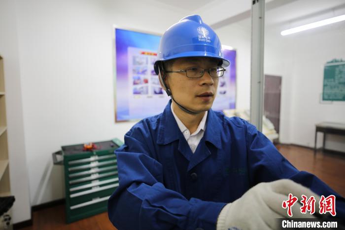电网“劳模”王黎军检测电能计量三十载:从学徒工“小王”到“王工匠”