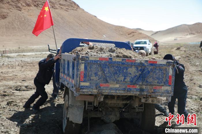 图为民警们正在解救被困拖拉机。 罗发燕 摄
