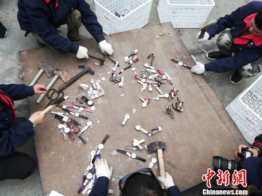 成都公安機(jī)關(guān)集中銷(xiāo)毀2萬(wàn)余件侵權(quán)商品