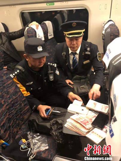 图为民警核对遗失物品。 张海邦 摄