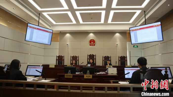图为马占举(后排中间)在深圳前海合作区人民法院法庭内进行案件审判.