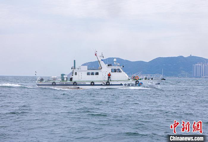 5月25日，大连边检站执法人员驾巡逻艇正在海上进行巡航执法。　李征 摄