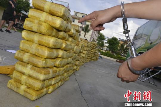 图为犯罪嫌疑人指认其运输的毒品。西双版纳边境管理支队供图