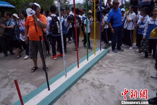 夏至日在云南墨江北回归线上看“立杆无影”