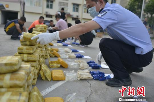 拆到手抽筋!云南查获7530包冰毒片剂30名缉毒警拆封4小时