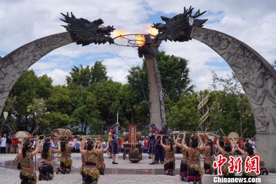 图为哈尼族人在举行祭祀活动 杜潇潇 摄