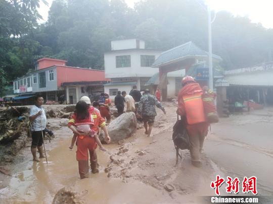 图为泥石流现场。 金平消防供图 摄